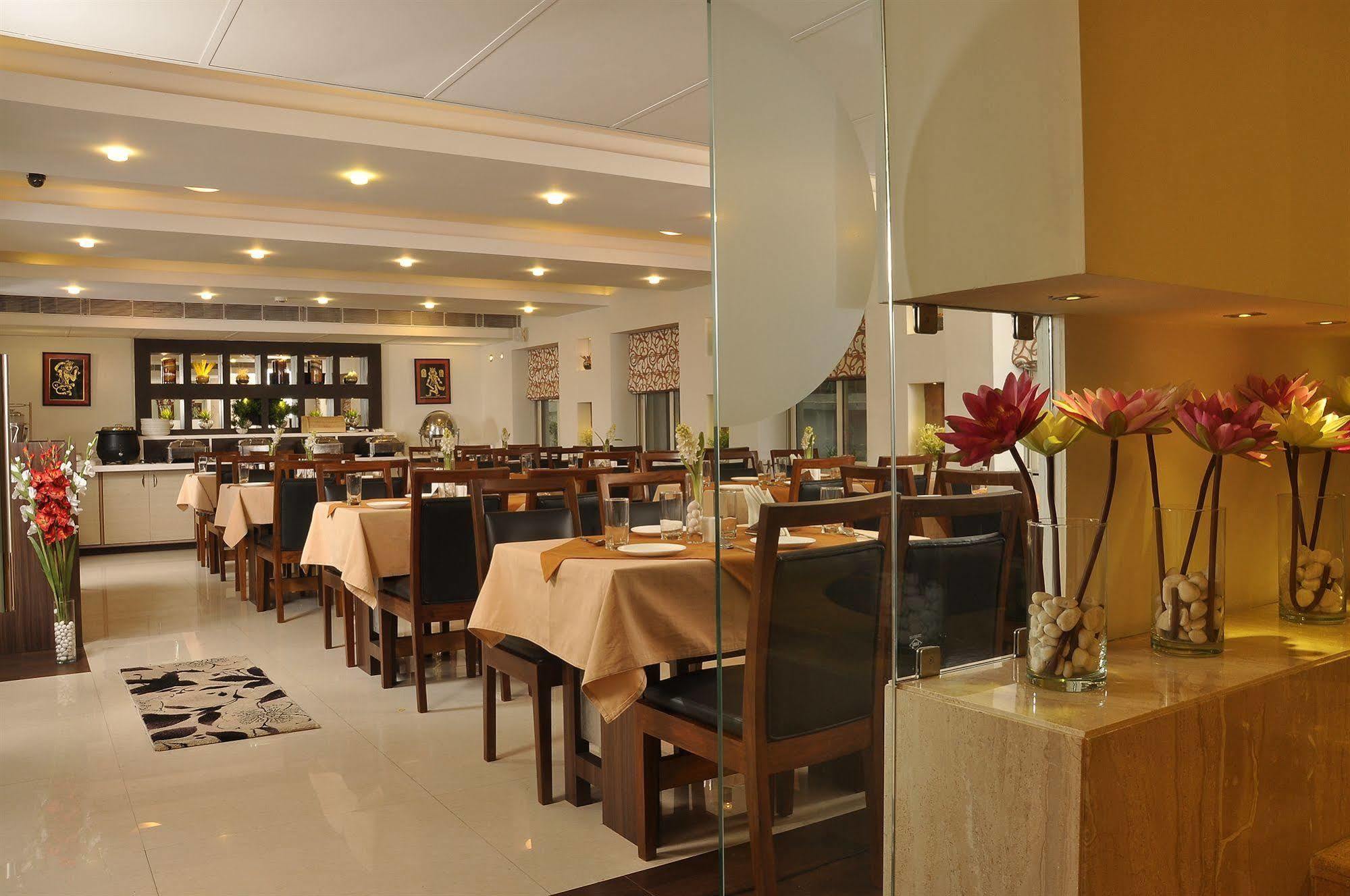Hotel Niharika Calcutta  Esterno foto