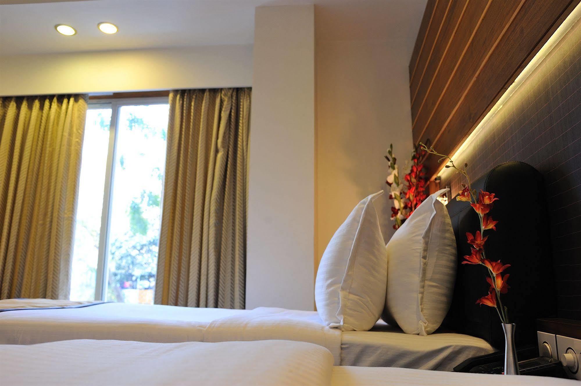 Hotel Niharika Calcutta  Esterno foto